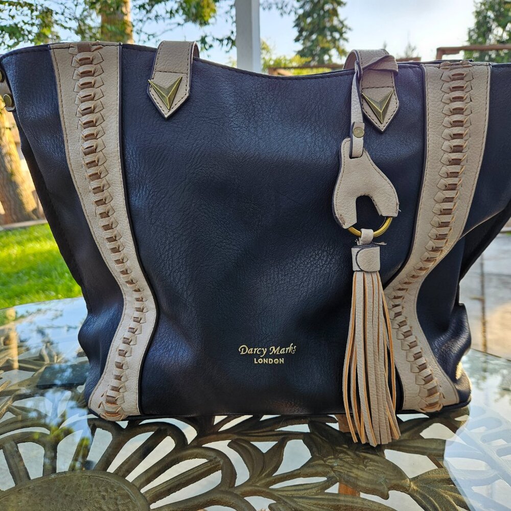 Darcy Marks, London, tote.